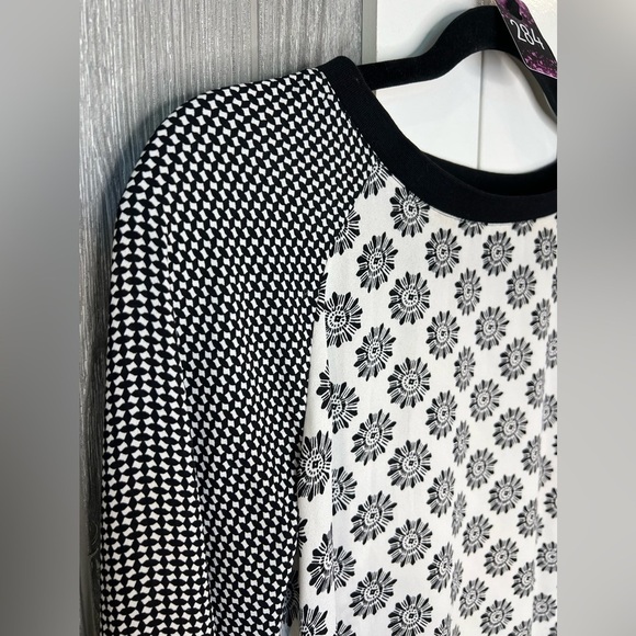284. LOFT Black and White Floral Women's Top XS - Picture 3 of 7